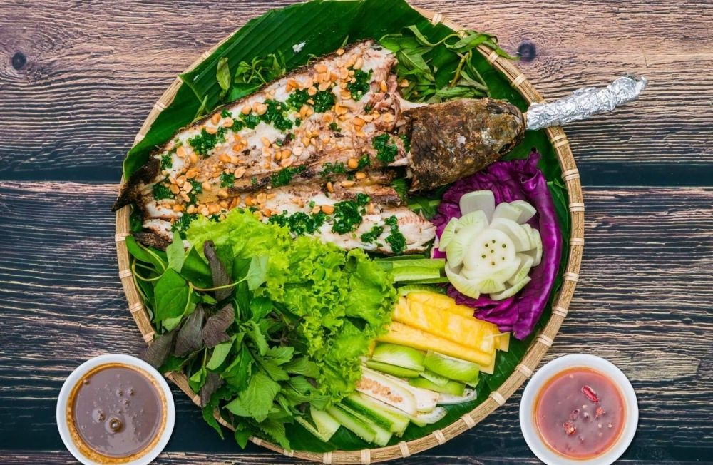 Món ăn này thường được trình bày trên lá chuối và ăn kèm với các loại phụ gia đặc trưng. (Nguồn: Sưu tầm)