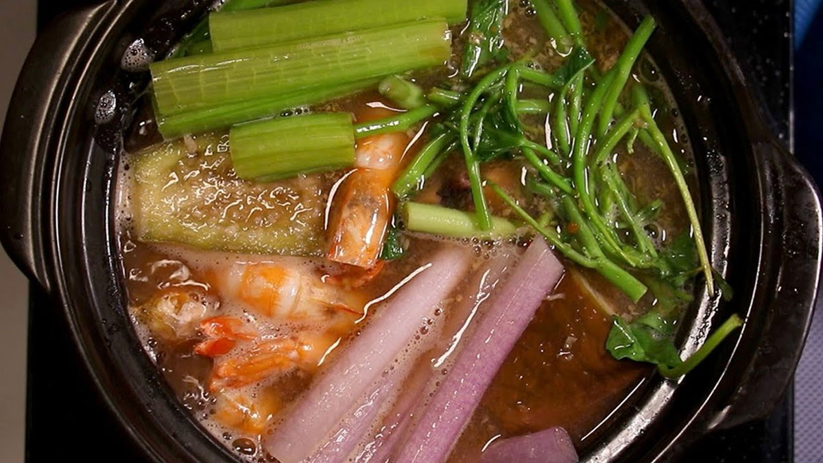 Lẩu mắm được nấu từ mắm cá linh hoặc mắm cá sặc để tạo mùi thơm và vị mặn ngọt đặc trưng.. (Nguồn: Sưu tầm)