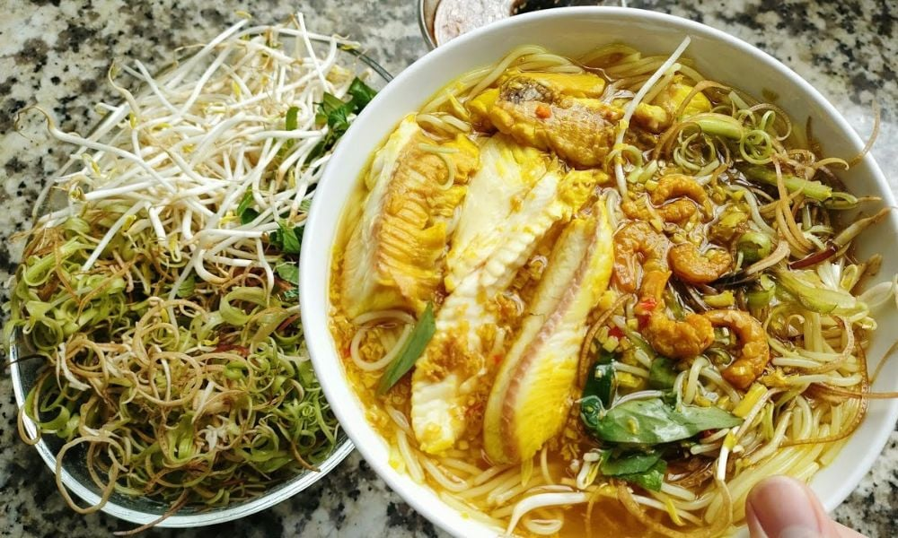 Một tô bún thường bao gồm sợi bún, thịt cá lóc phi lê, chả cá lóc băm nhuyễn, và da heo luộc cắt miếng. (Nguồn: Sưu tầm)