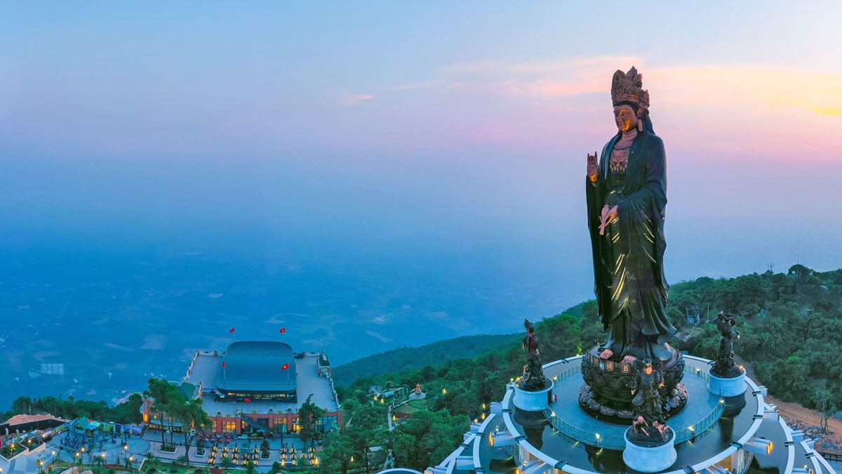 Tượng Phật Bà Tây Bổ Đà Sơn uy nghi trên đỉnh núi Bà Đen