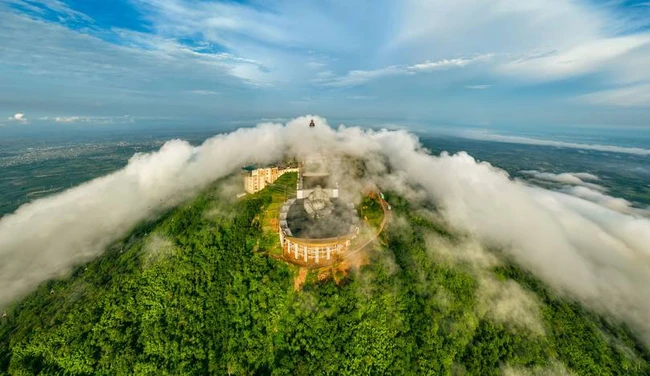 Khung cảnh biển mây bao phủ đỉnh núi Bà Đen