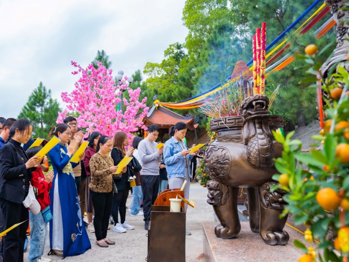 Chọn trang phục đi lễ Phật Đản phù hợp (Nguồn: Sưu tầm)