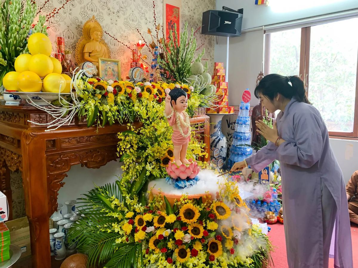 Hoạt động tắm phật ngày lễ Phật Đản (Nguồn: sưu tầm)