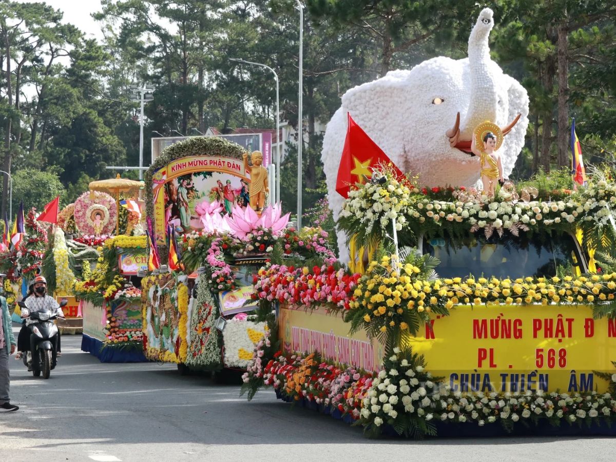 Hoạt động diễu hành xe hoa Lễ Phật Đản (Nguồn: Sưu tầm)
