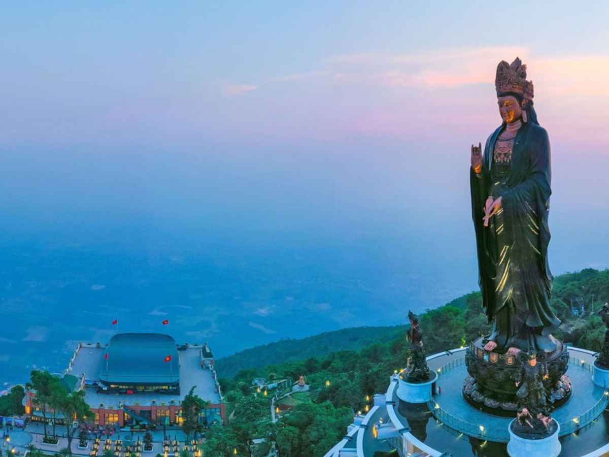 Bầu trời trong xanh tại núi Bà Đen vào mùa khô. (Nguồn: Sưu tầm)