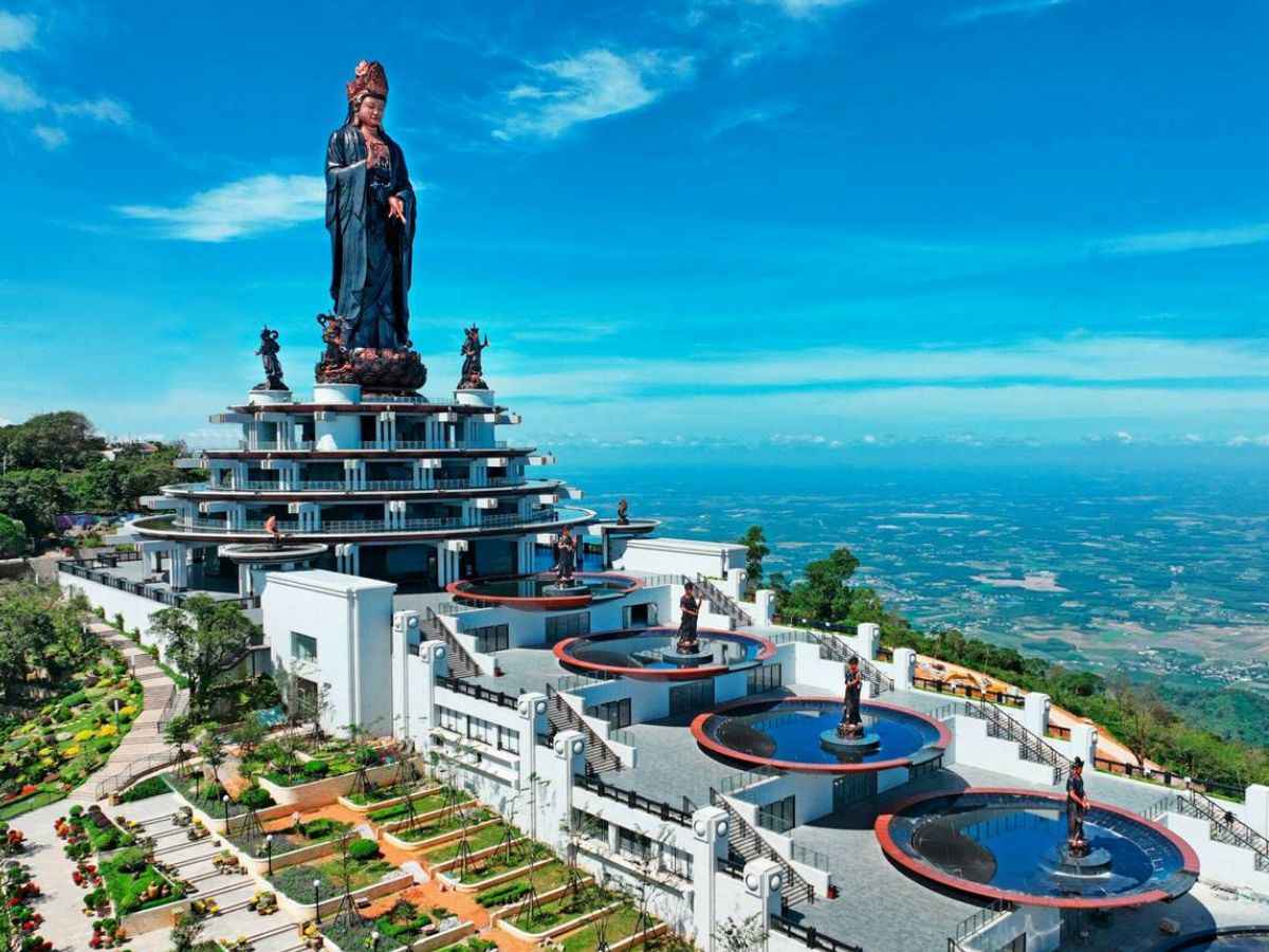 Núi Bà Đen và Linh Sơn Thánh Mẫu gắn liền với truyền thuyết lịch sử. (Nguồn: Sưu tầm)