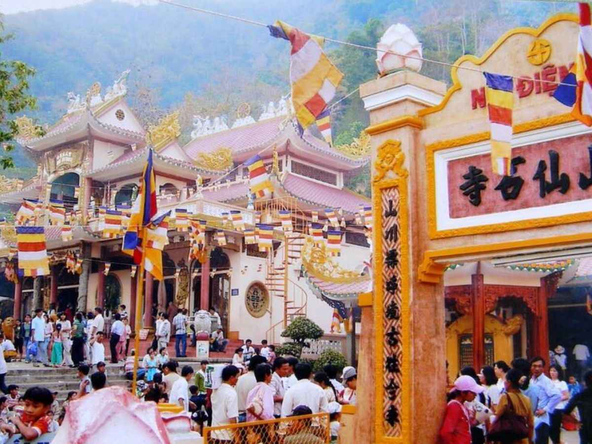 Không khí lễ hội xuân tại Điện Bà Linh Sơn Thánh Mẫu. (Nguồn: Sưu tầm)