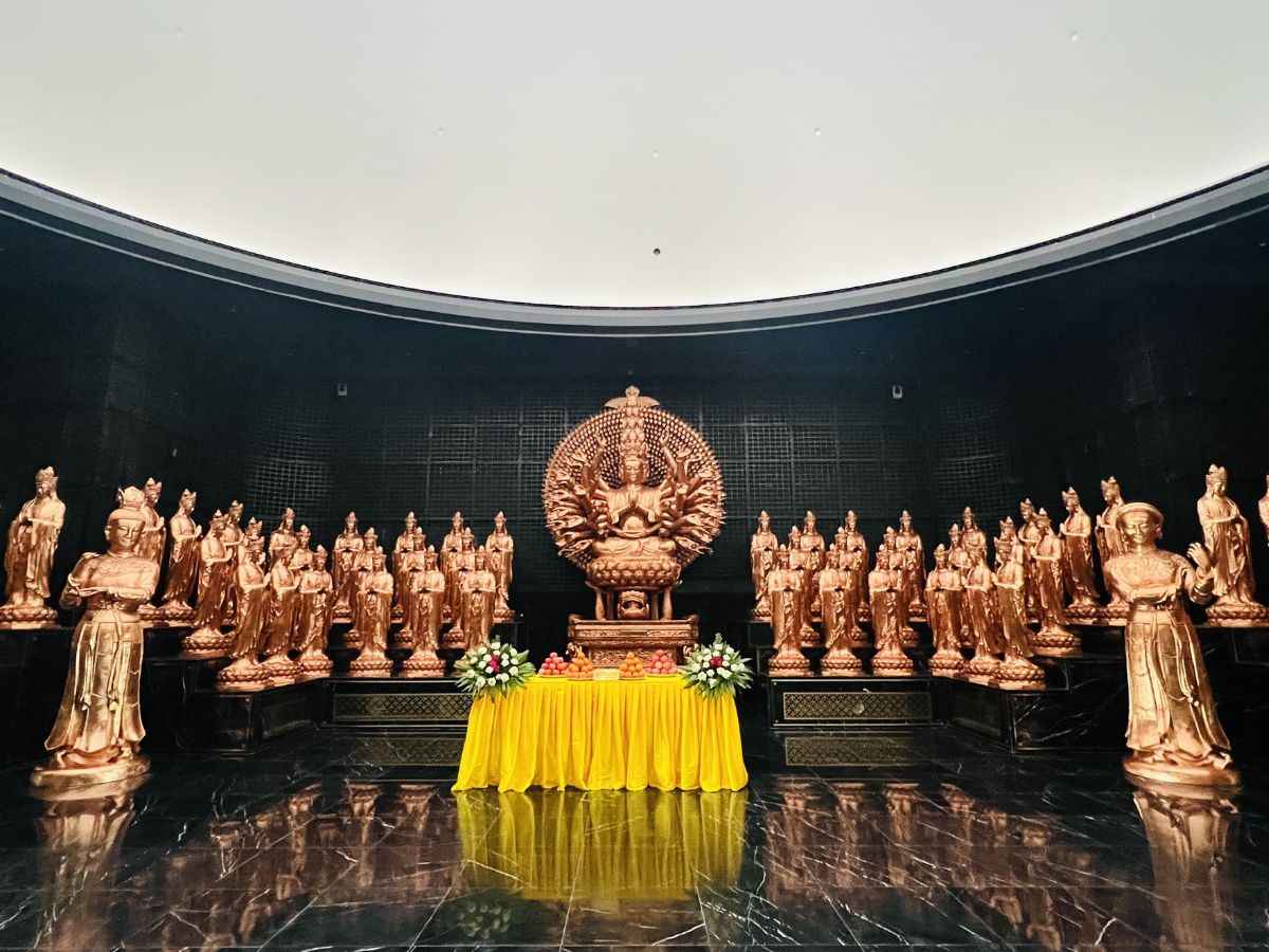 Không gian trang nghiêm bên trong trung tâm triển lãm Phật giáo. (Nguồn: Sưu tầm)