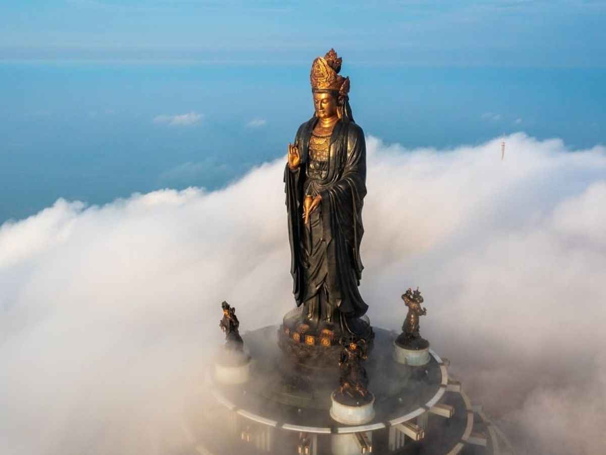 Tượng Phật Bà Tây Bổ Đà Sơn hòa mình cùng biển mây. (Nguồn: Sưu tầm)