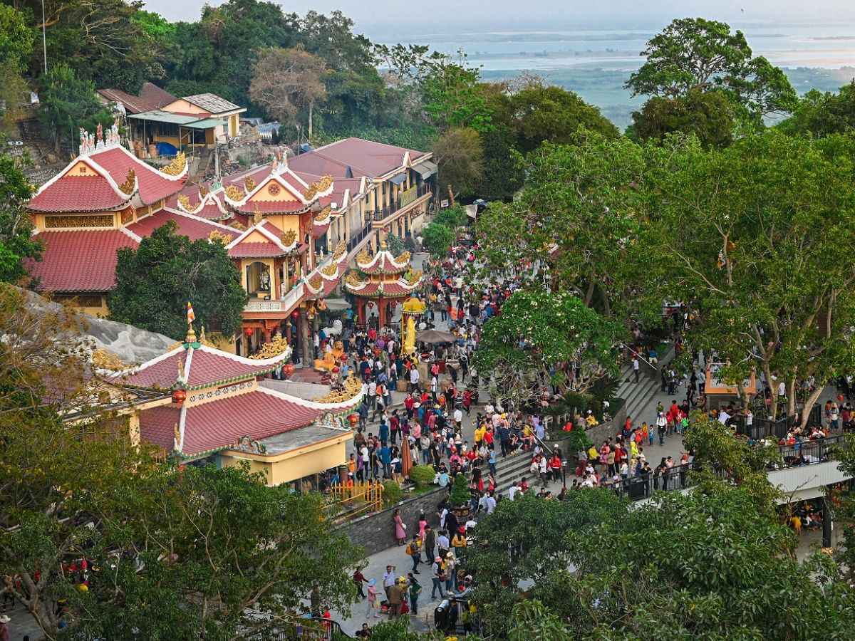 Dòng người đổ về dâng lễ tại điện Bà Linh Sơn Thánh Mẫu. (Nguồn: Sưu tầm)