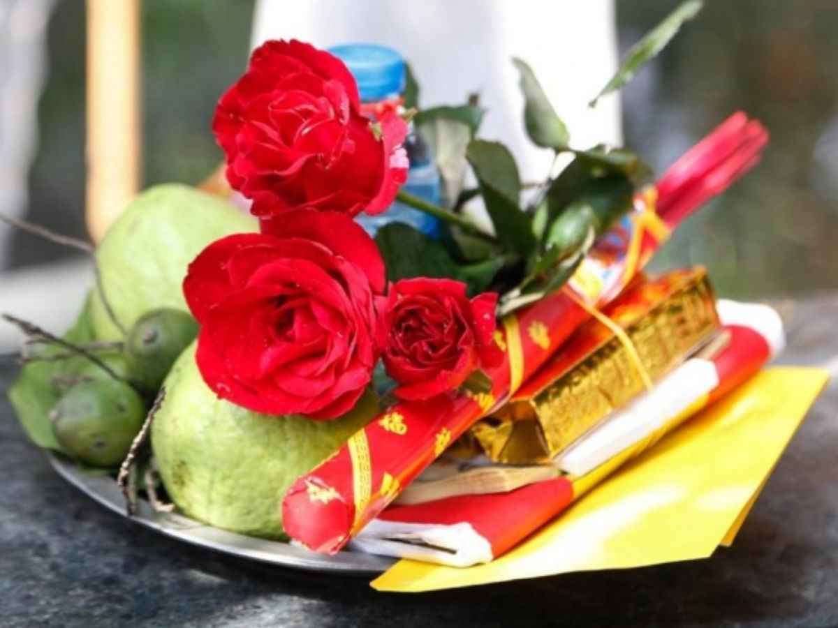 Lễ vật đơn giản khi đi lễ tại điện Bà Linh Sơn Thánh Mẫu. (Nguồn: Sưu tầm)