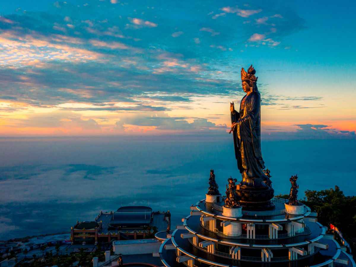 Tượng Phật Bà Tây Bổ Đà Sơn tọa lạc trên đỉnh núi Bà Đen. (Nguồn: Sưu tầm)