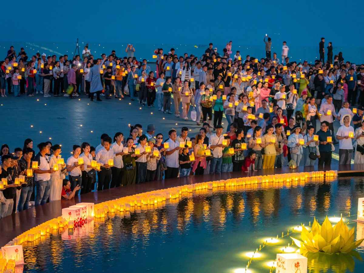 Du khách dâng đăng tại lễ Phật Đản núi Bà Đen. (Nguồn: Sưu tầm)