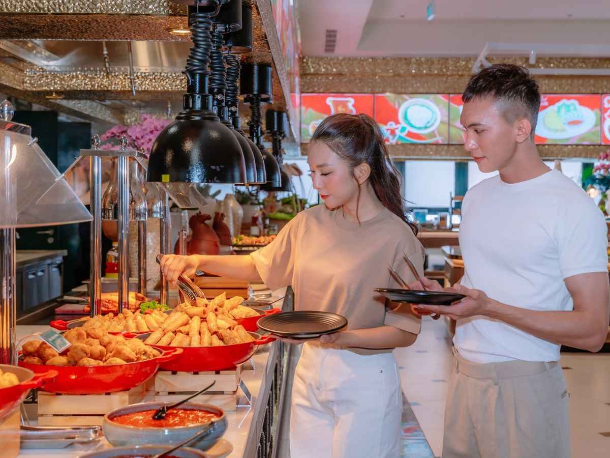 Du khách chọn món tại Buffet Vân Sơn sau hành trình tham quan đỉnh núi.