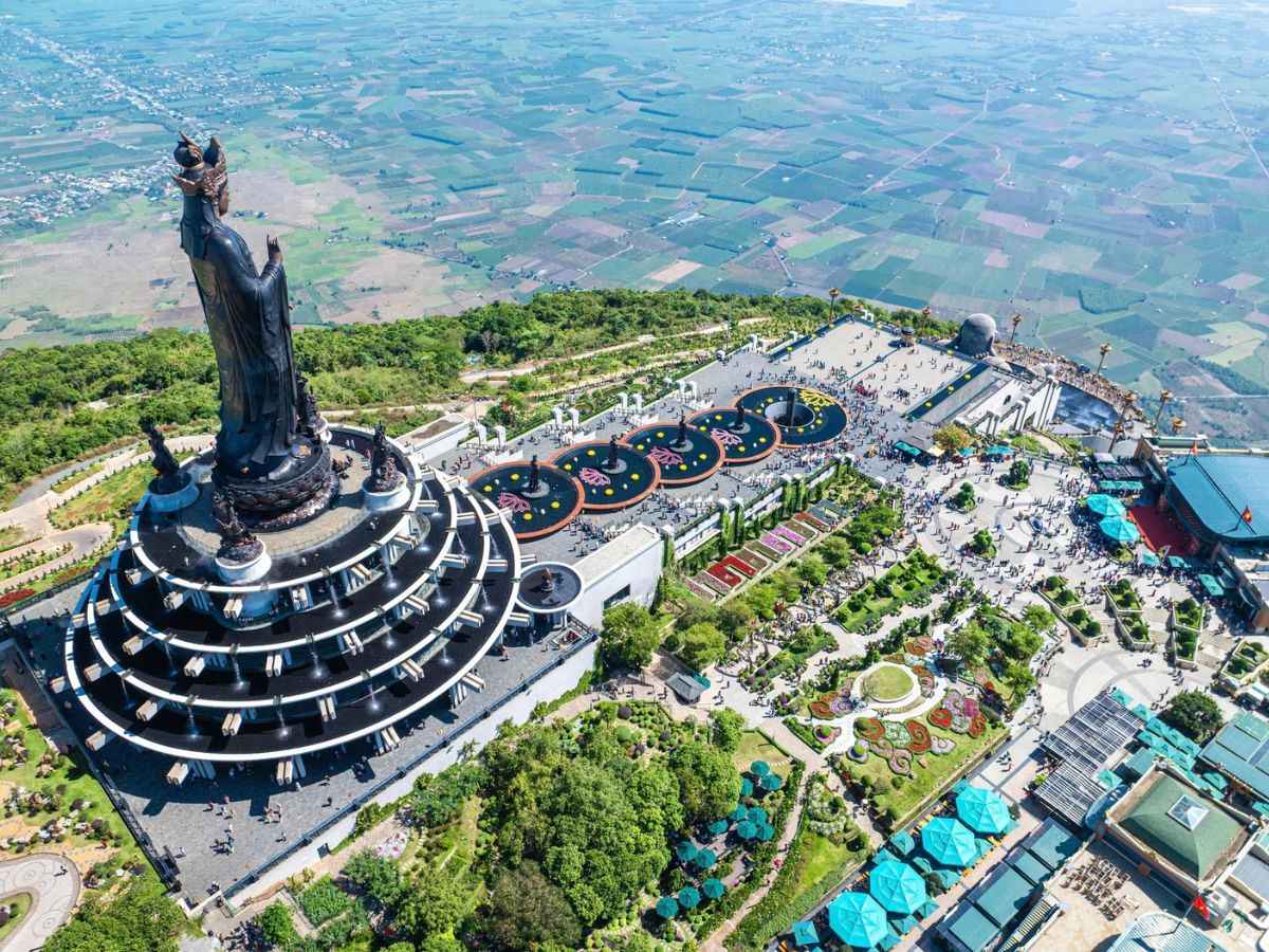 Toàn cảnh tượng Phật Bà và quảng trường trên đỉnh Núi Bà Đen