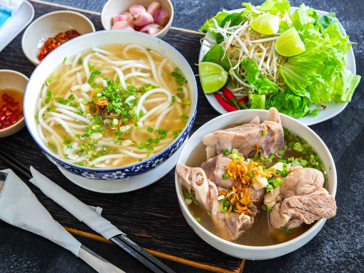 Bánh canh Trảng Bàng nóng hổi ăn kèm rau sống và thịt luộc.