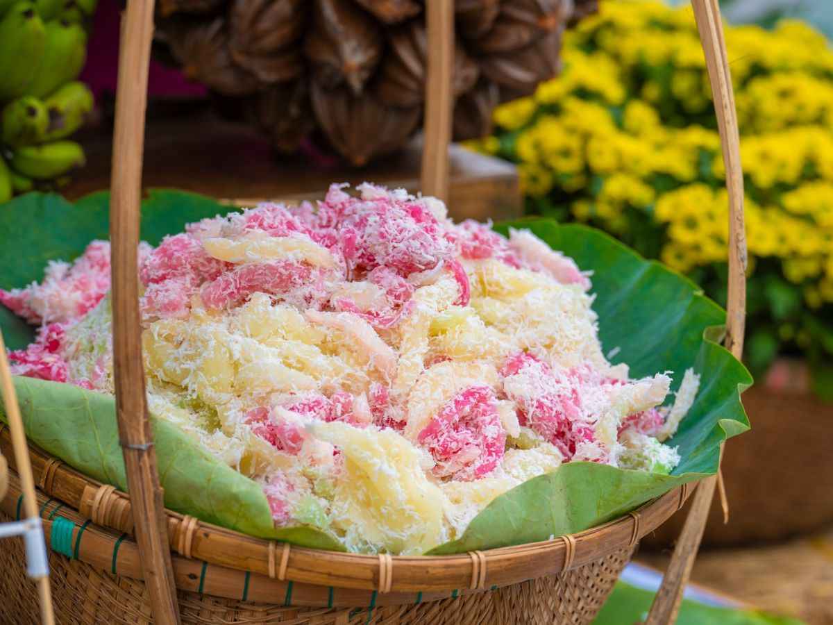 Đặc sản ngọt sắc màu được bày trong mẹt lá dân dã ở Tây Ninh.