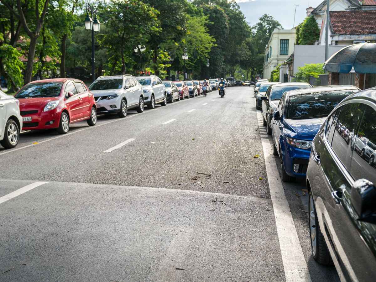 Khu vực đỗ xe ô tô giúp du khách thuận tiện gửi xe trước khi tham quan.