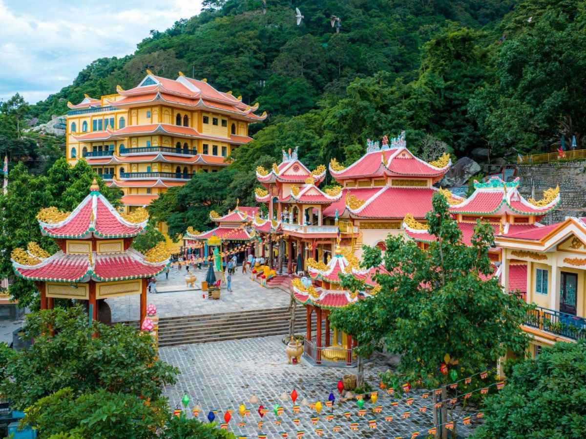 Khu chùa Bà nằm giữa núi rừng xanh mát ở Núi Bà Đen.