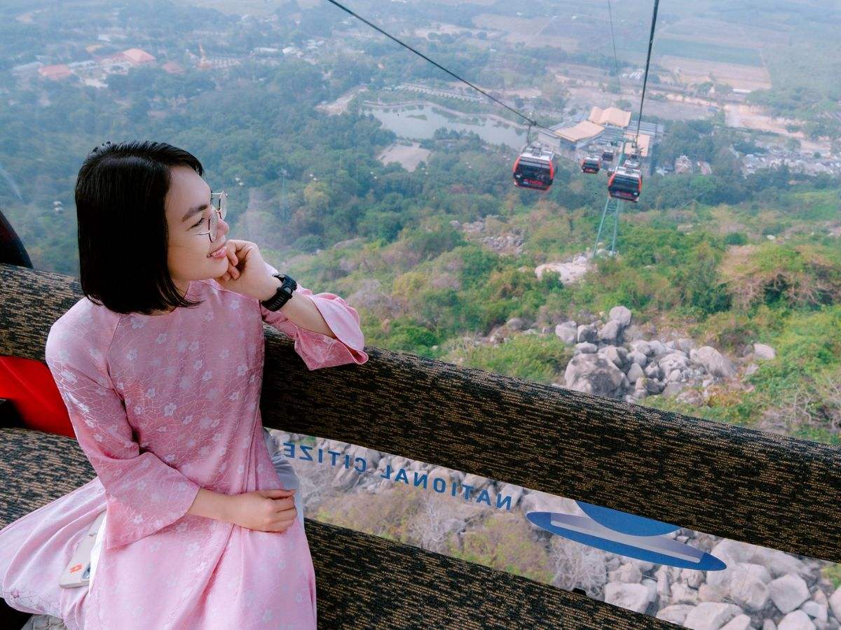 Du khách ngắm toàn cảnh Núi Bà Đen từ cabin cáp treo trên hành trình lên đỉnh núi.