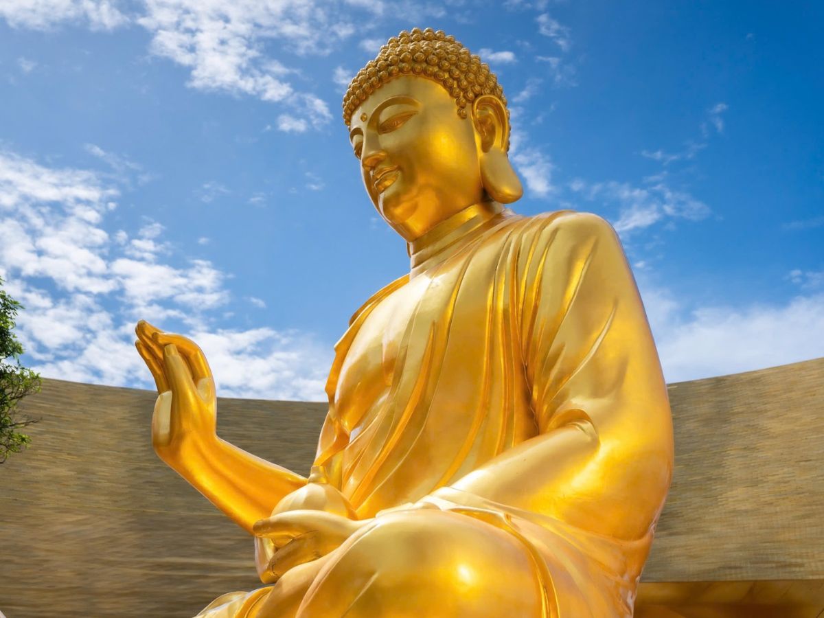 Tôn tượng Phật Câu Na Hàm Mâu Ni phủ nhũ vàng 24k tại Vườn Ưu Đàm
