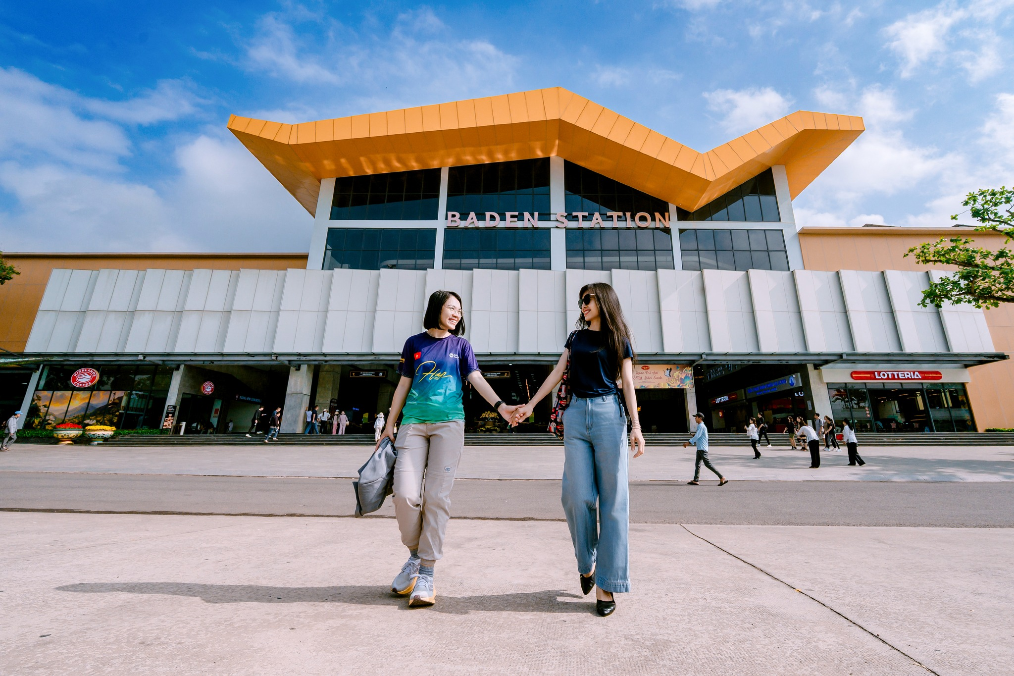 Du khách check in trước nhà ga Bà Đen