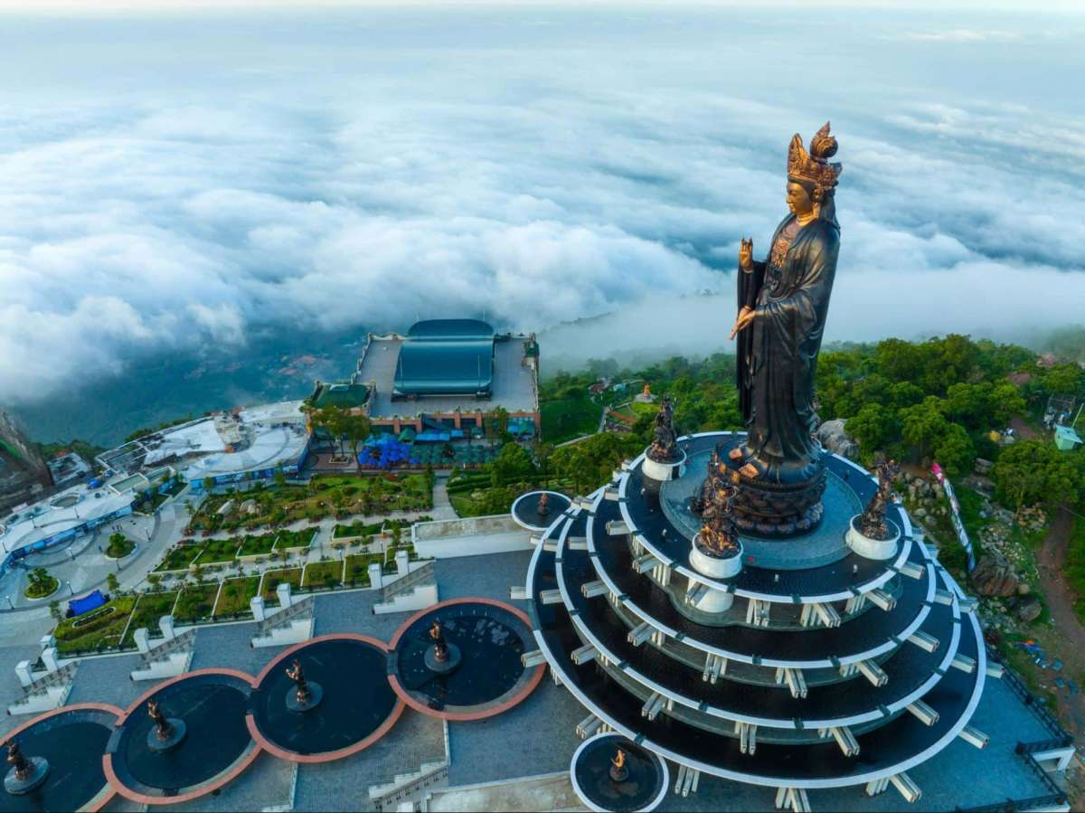 Quần thể tâm linh kỳ vĩ trên đỉnh Núi Bà Đen