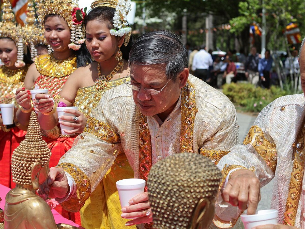 Nghi thức tắm phật trong lễ hội Chol Chnam Thmay. (Nguồn: Sưu tầm)
