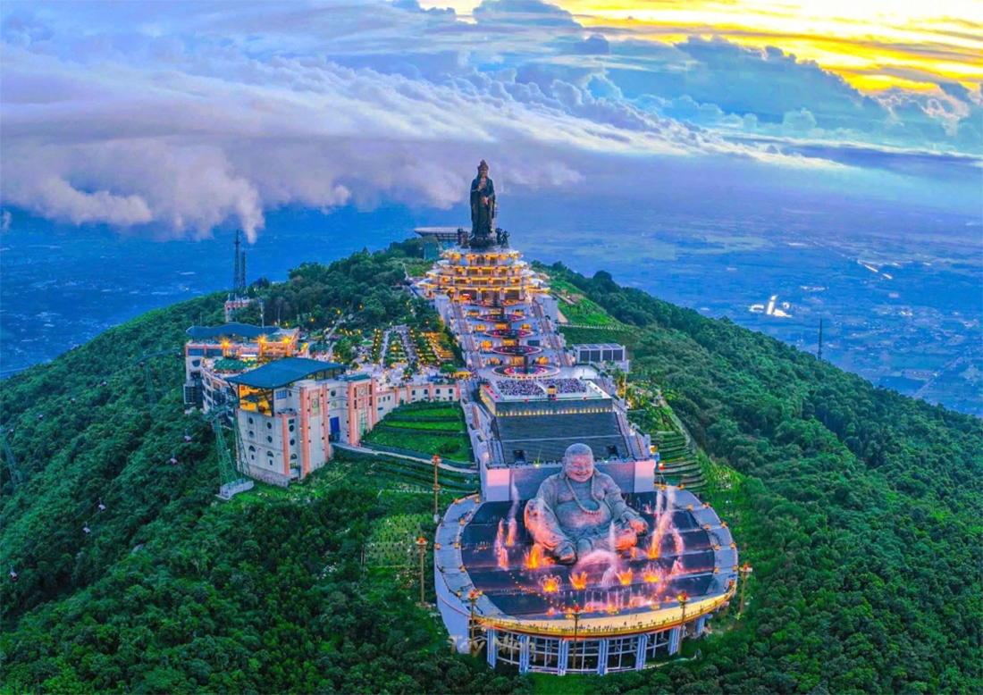 Toàn cảnh Núi Bà Đen nhìn từ trên cao với hệ thống cáp treo giữa khung cảnh núi rừng Tây Ninh.