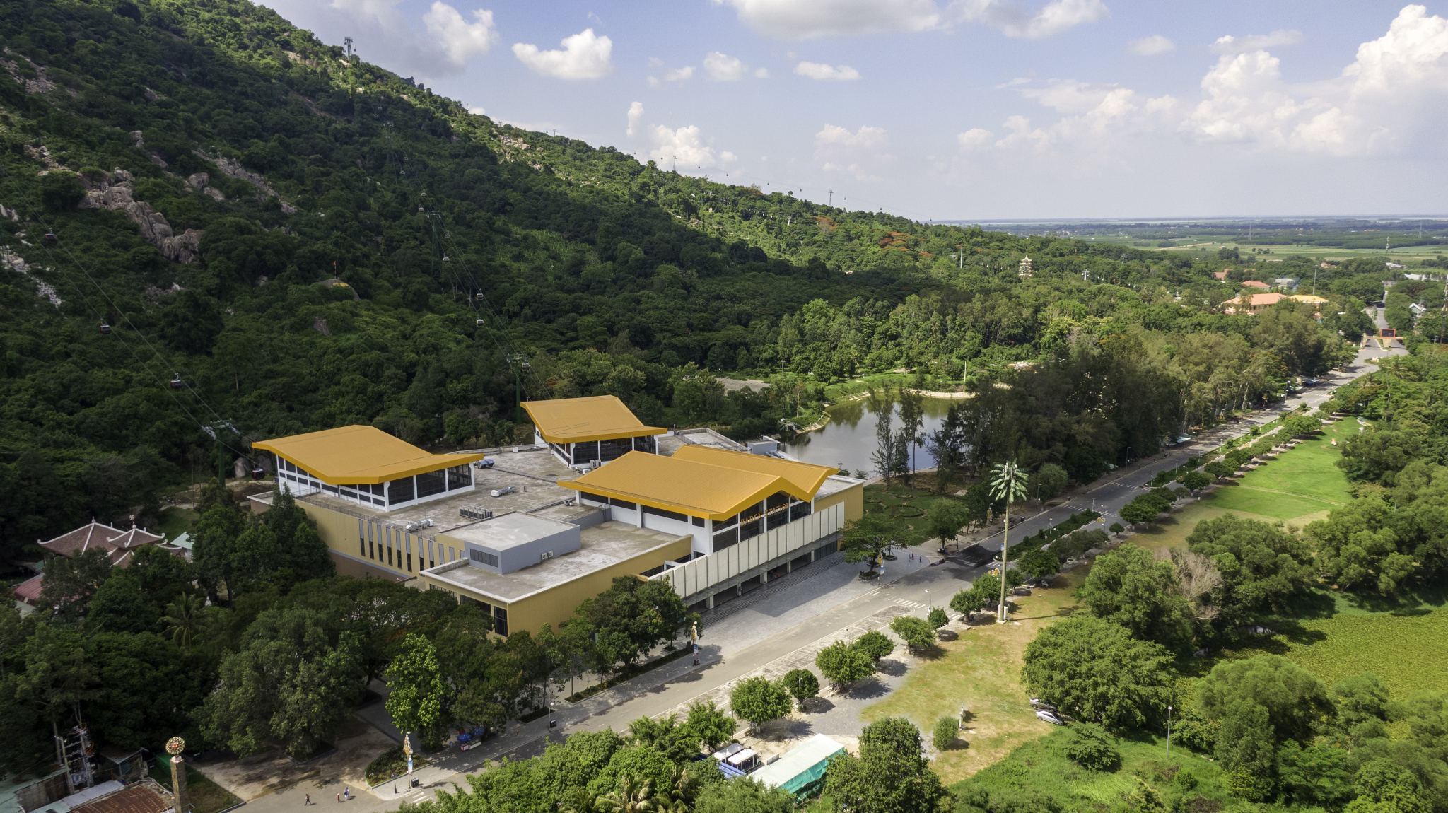 Check-in tại nhà ga cáp treo lớn nhất thế giới – nơi mở đầu hành trình chạm đến nóc nhà Nam Bộ.
