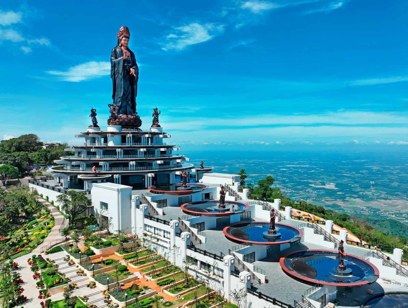 Núi Bà Đen hùng vĩ với nhiều công trình tâm linh đặc sắc.