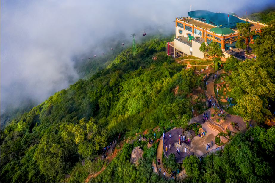 Không gian buffet trên đỉnh Núi Bà Đen với view nhìn ra thiên nhiên Tây Ninh.