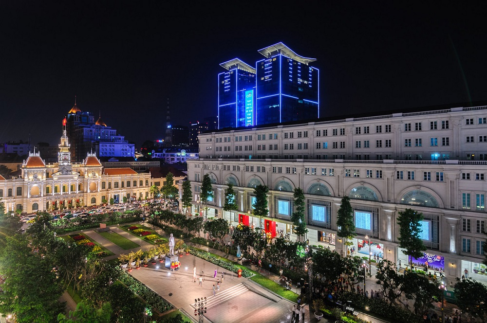 Trung tâm TPHCM rực rỡ ánh đèn với phố đi bộ Nguyễn Huệ về đêm.