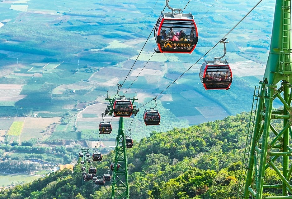 Ngắm nhìn khung cảnh thiên nhiên từ đỉnh núi Bà Đen bằng cáp treo Sun World Ba Den Mountain.