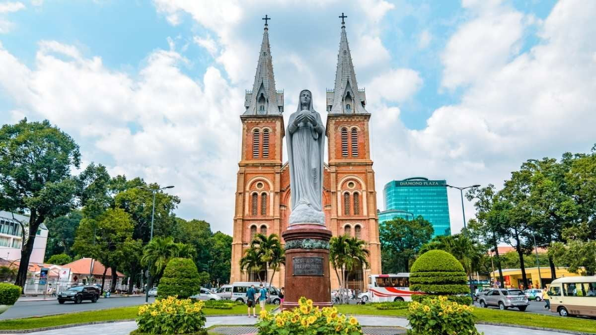 Biểu tượng kiến trúc cổ kính giữa trung tâm Sài Gòn nhộn nhịp.