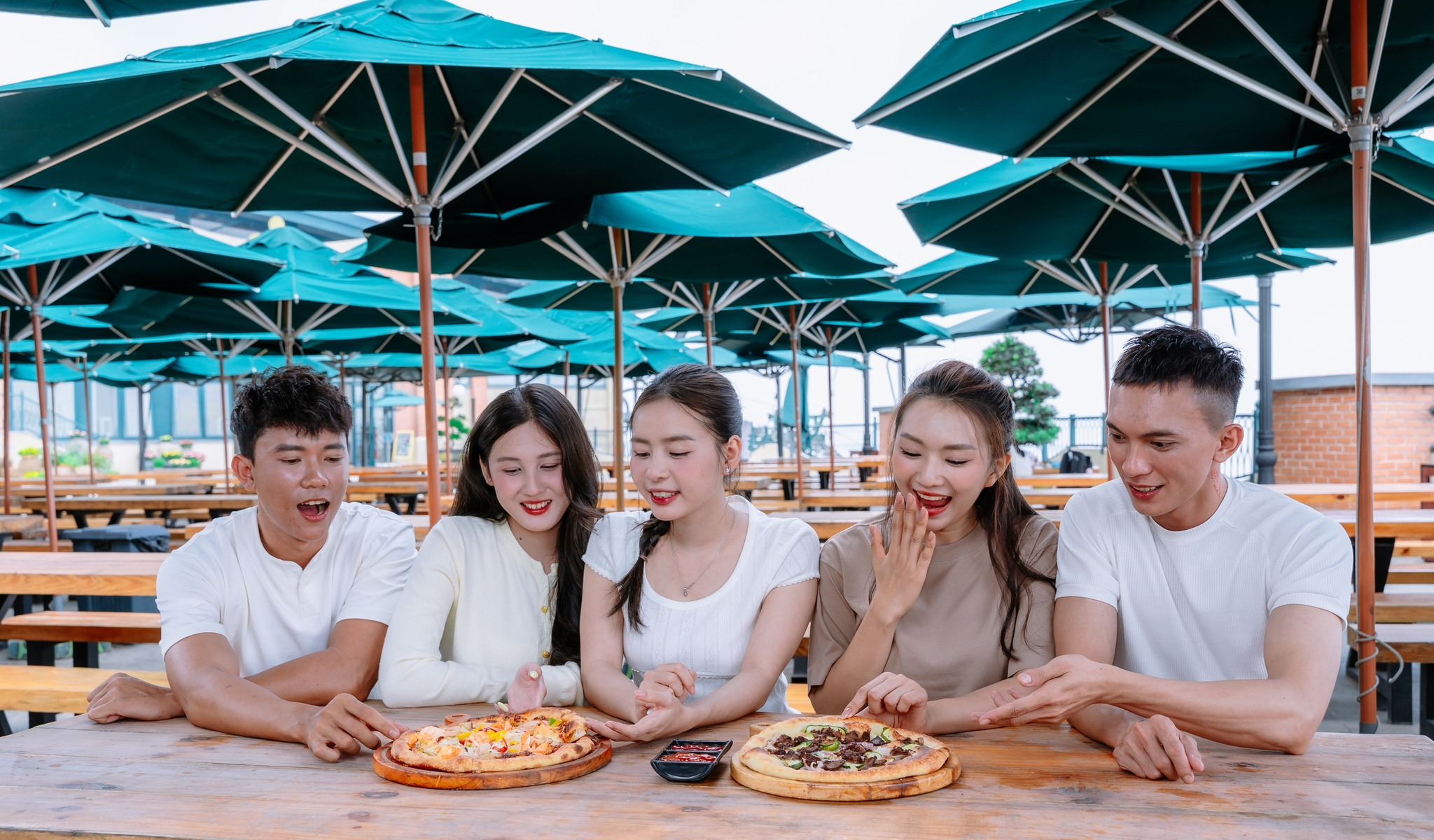 Pizza thủ công là món ăn yêu thích của nhiều bạn trẻ