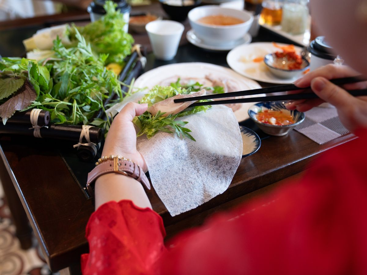 Bánh tráng phơi sương cuốn thịt heo là đặc sản không thể bỏ qua khi tới Tây Ninh