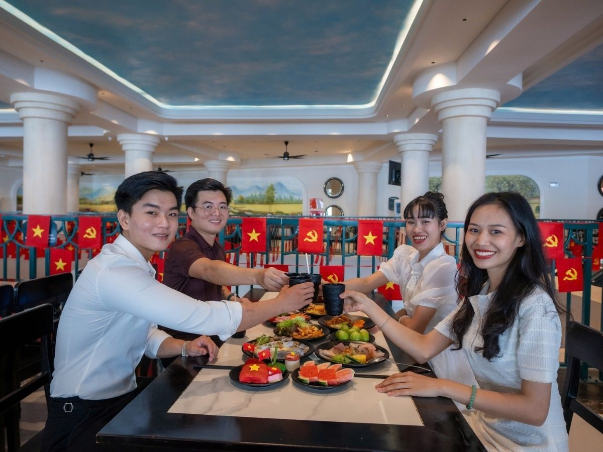Du khách trải nghiệm buffet tại nhà hàng Vân Sơn
