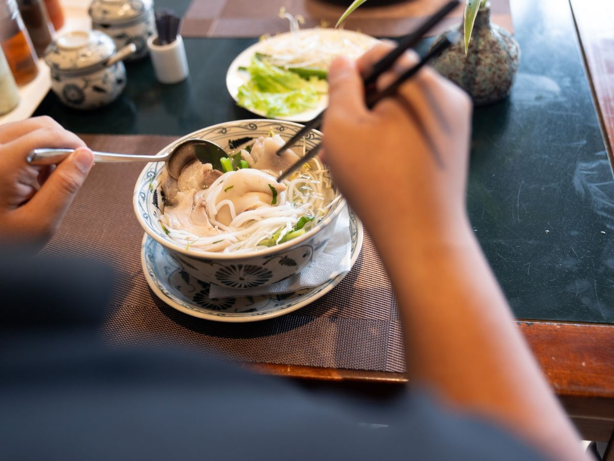 Du khách thưởng thức bánh canh Trảng Bàng tại núi Bà Đen