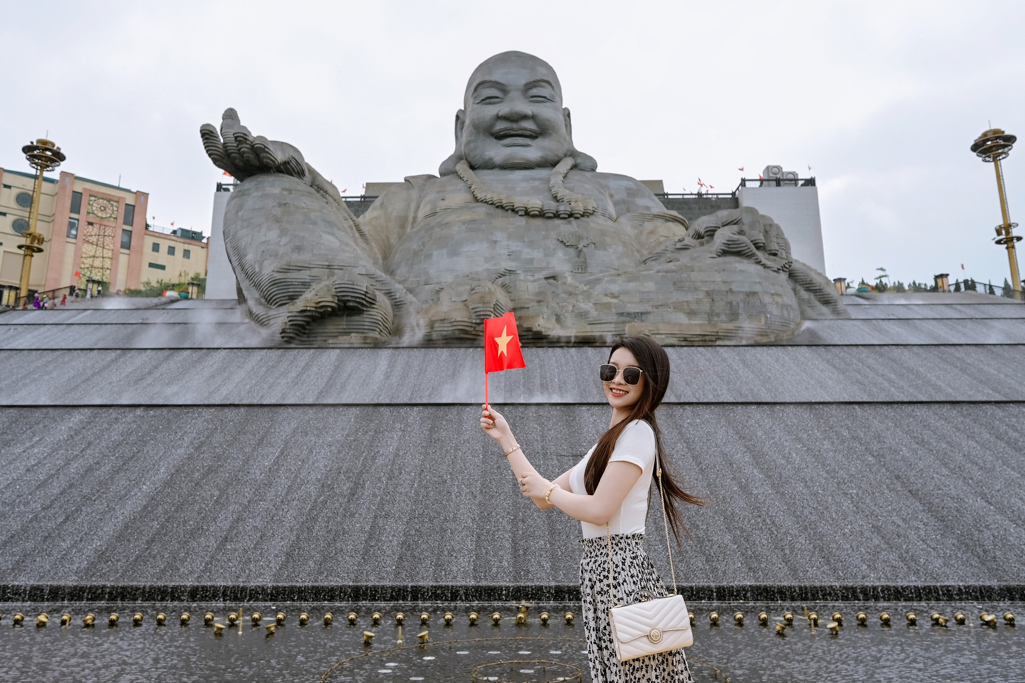 Nữ du khách check in bên Tôn tượng Bồ Tát Di Lặc