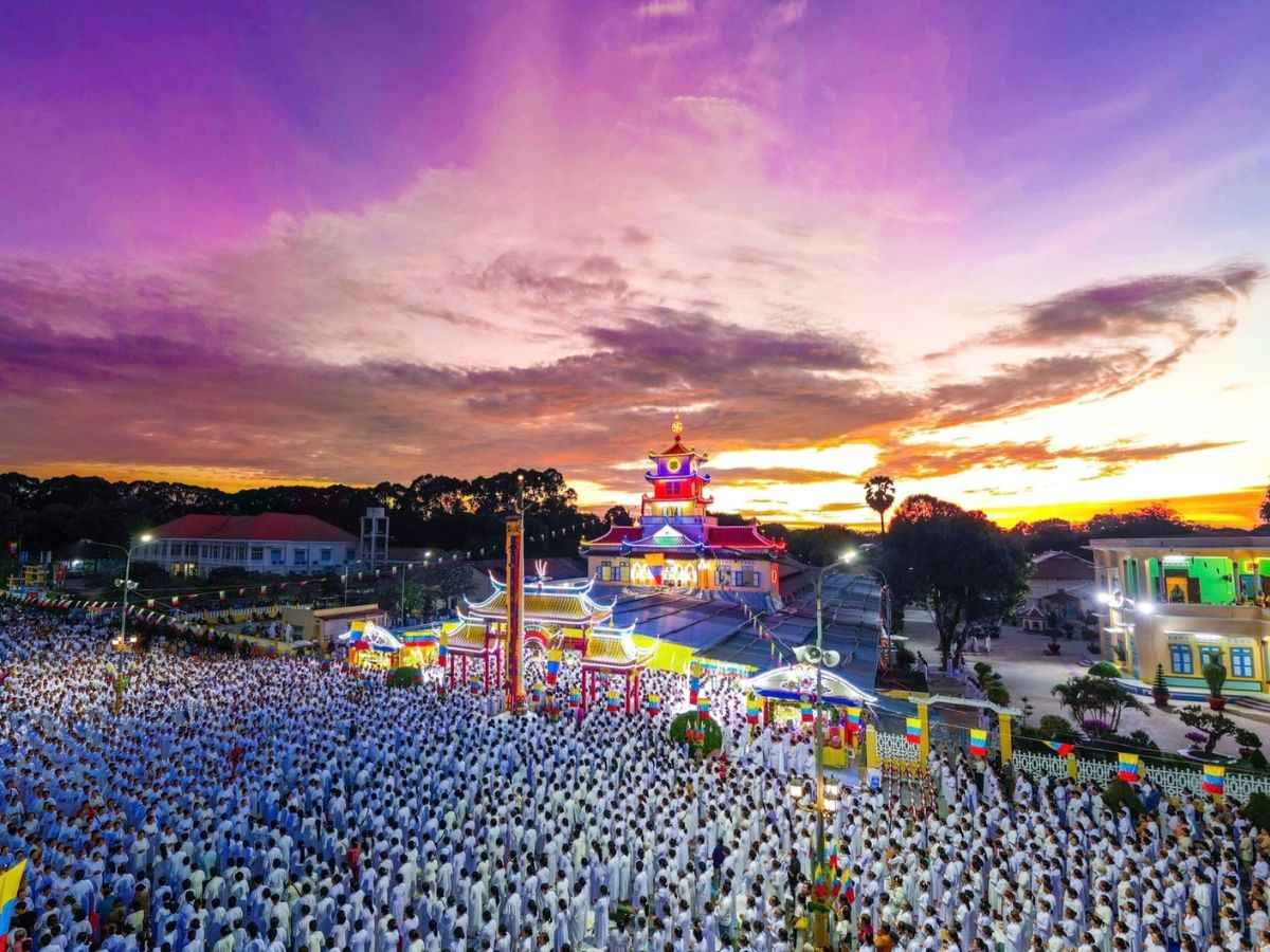Đông đảo tín đồ dự Hội Yến Diêu Trì Cung tại Tòa Thánh Tây Ninh.