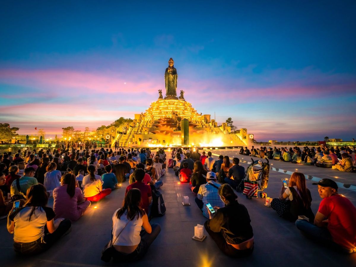 Không gian lễ dâng đăng trên đỉnh Núi Bà Đen lúc hoàng hôn.