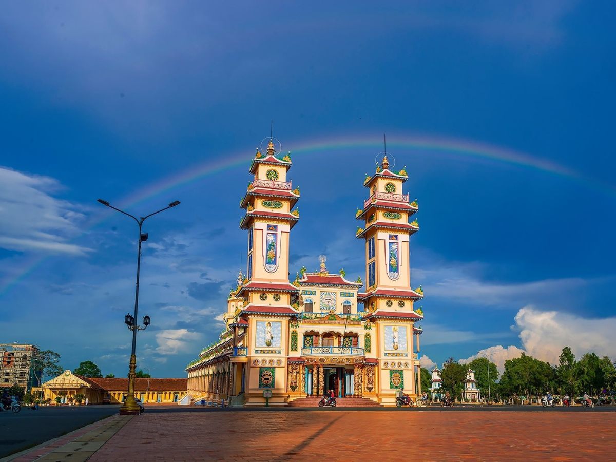 Tòa Thánh Cao Đài Tây Ninh nổi bật dưới vòm cầu vồng sau mưa