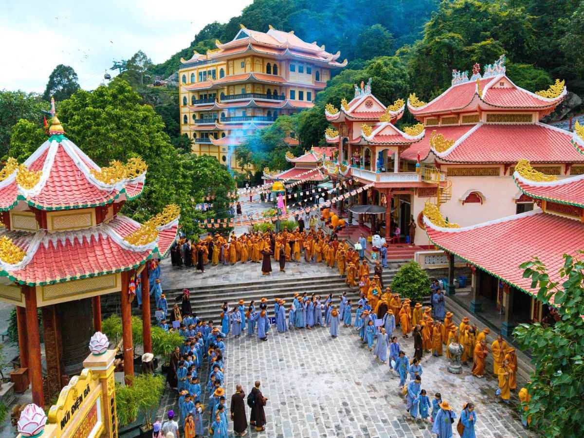 Đoàn hành hương trong khu chùa Bà trên lưng chừng Núi Bà Đen