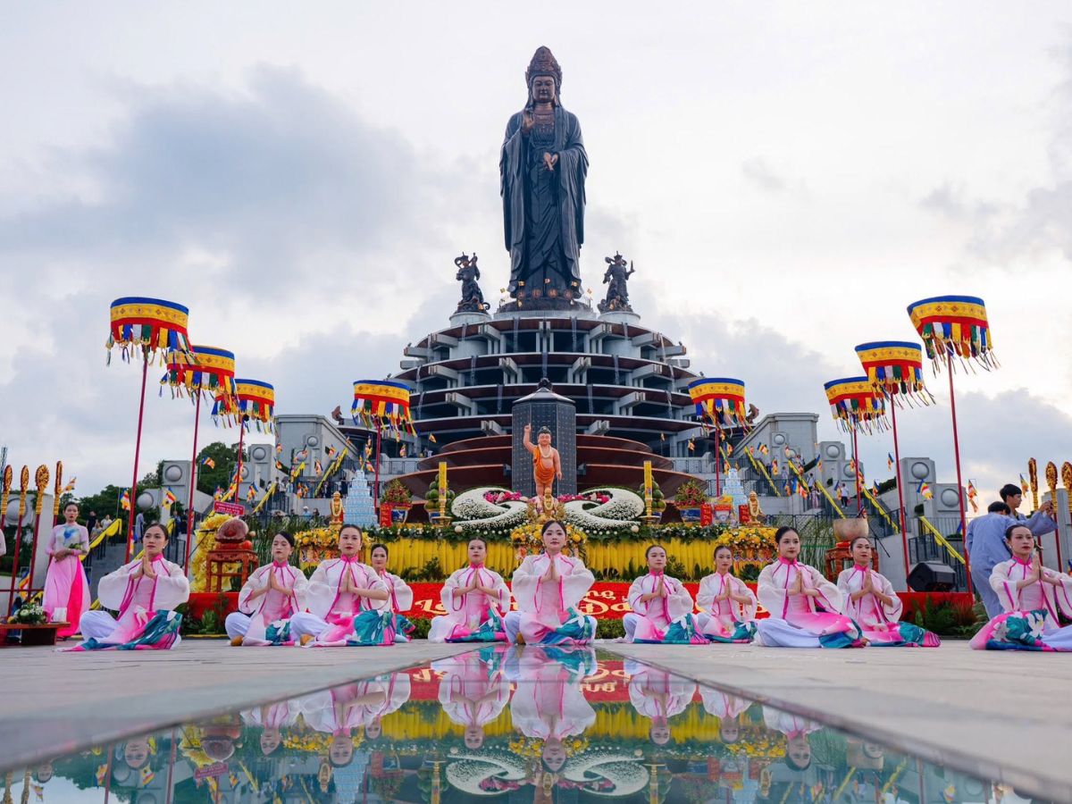 Nghi lễ trước tượng Phật Bà Tây Bổ Đà Sơn trên đỉnh Núi Bà Đen.