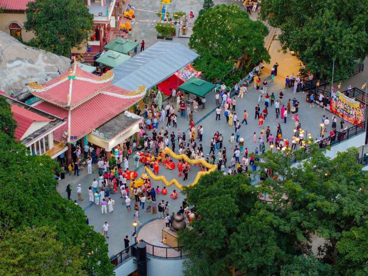 Múa lân rộn ràng trong không gian lễ hội ở chùa Bà Núi Bà Đen.