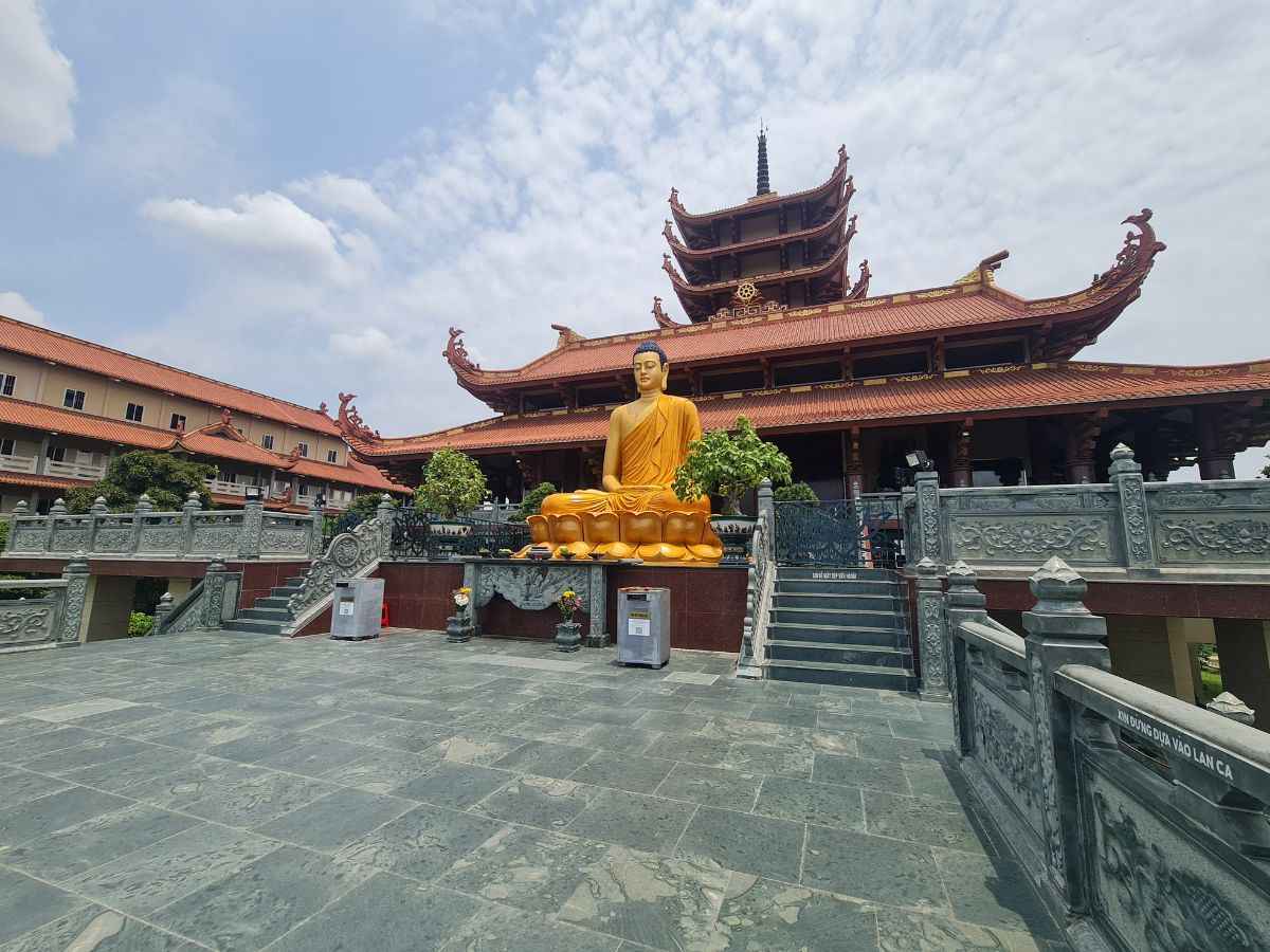 Tượng Phật trong khuôn viên chùa Thanh Tâm giữa không gian trang nghiêm.