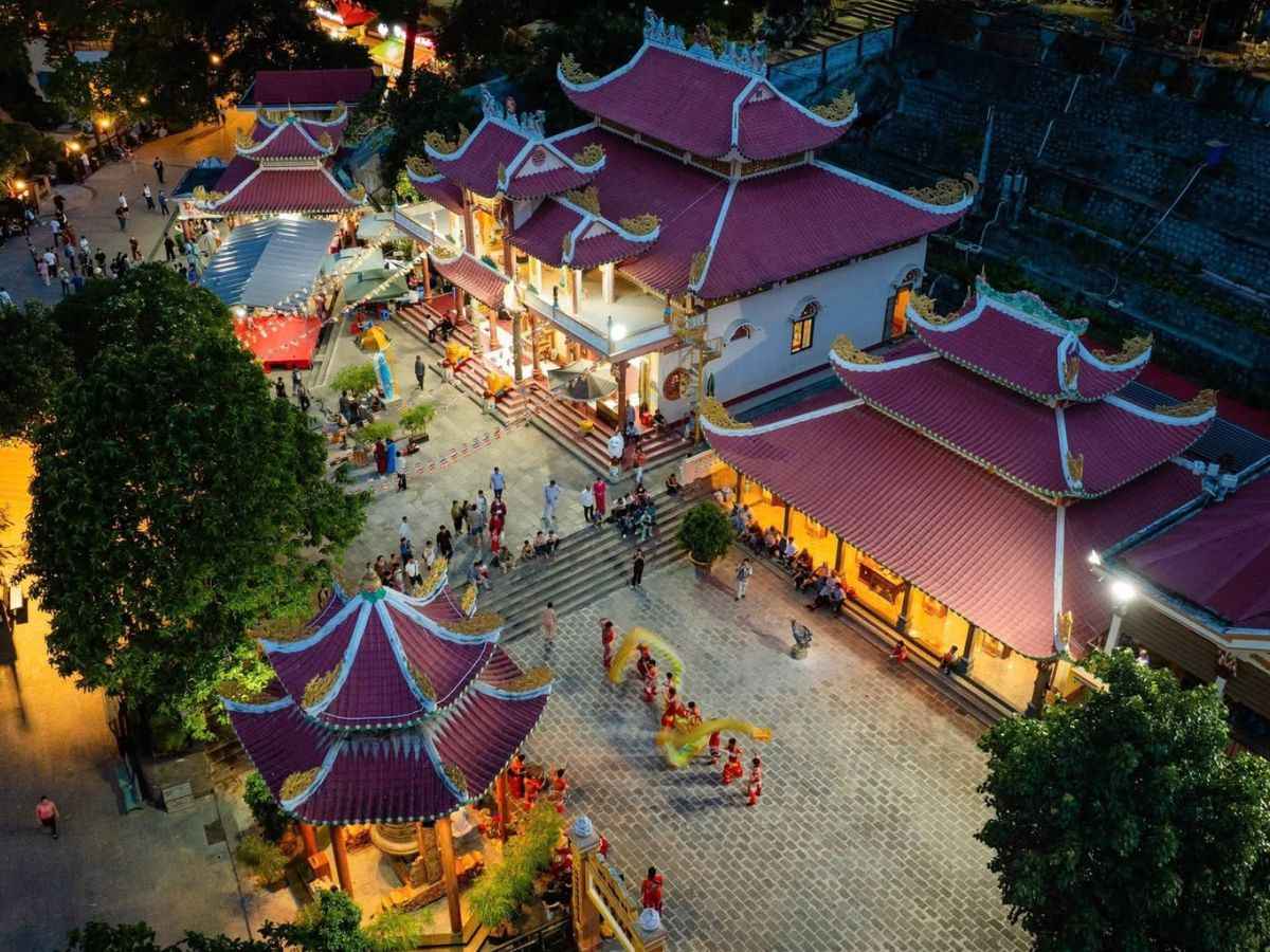 Khu vực Điện Bà Linh Sơn Thánh Mẫu rực sáng về đêm, nơi gìn giữ tín ngưỡng thờ Mẫu Nam Bộ.