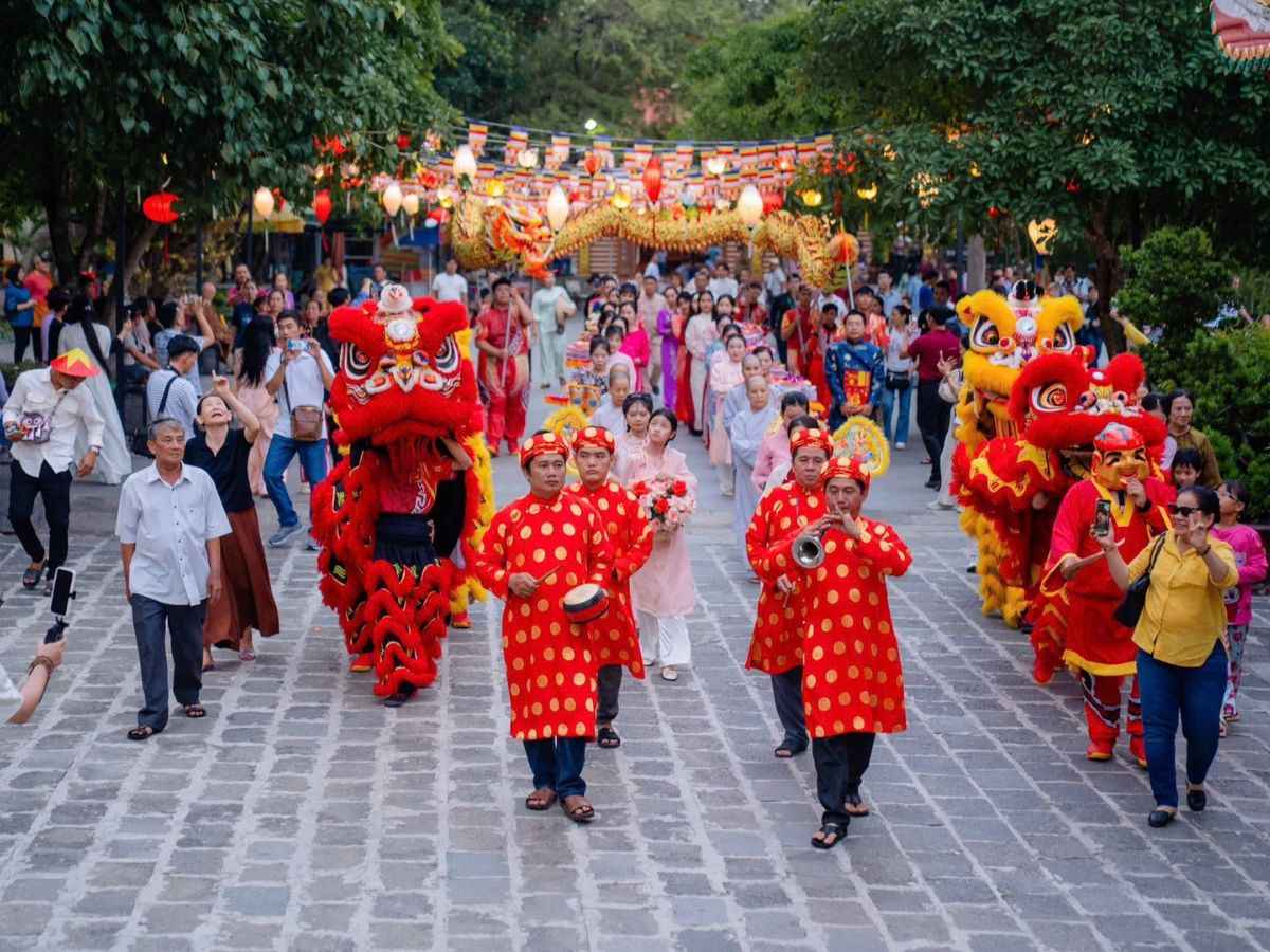Đoàn rước lễ vía Bà Linh Sơn Thánh Mẫu với múa lân rộn ràng.