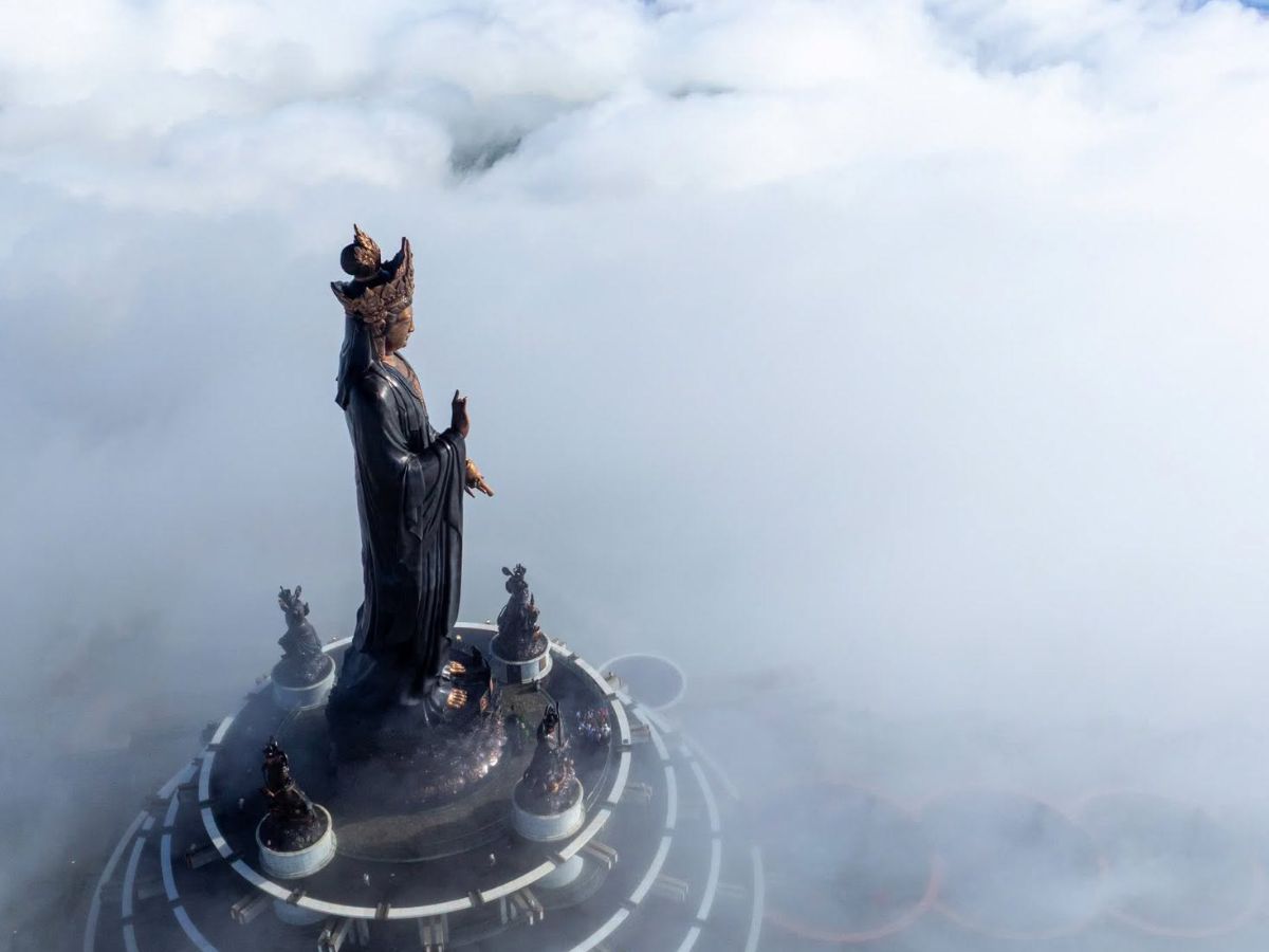 Tượng Phật Bà Tây Bổ Đà Sơn ẩn hiện giữa mây trắng trên đỉnh núi